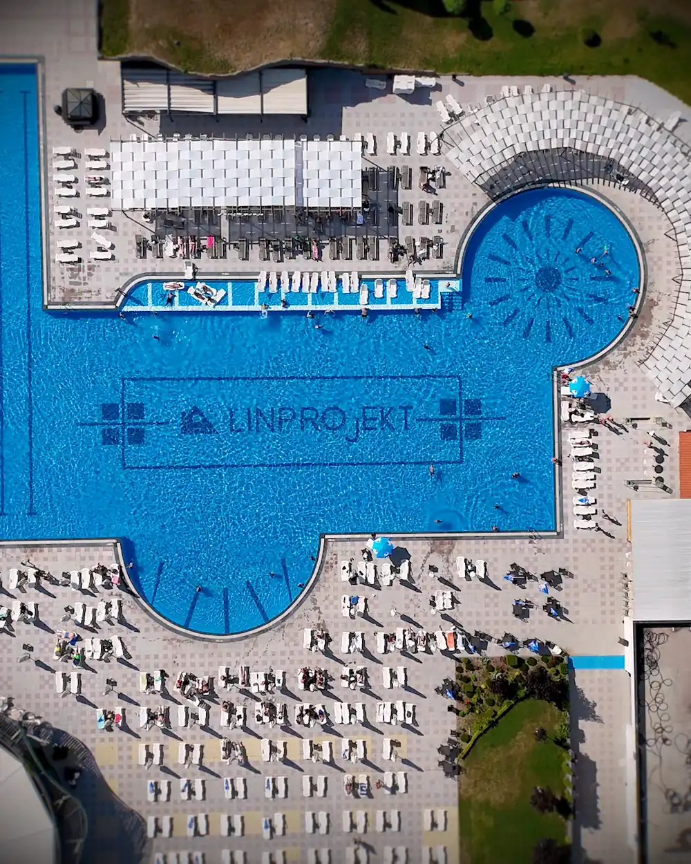 Aquapark Mitrovica — pamje nga ajri e pishinës kryesore
